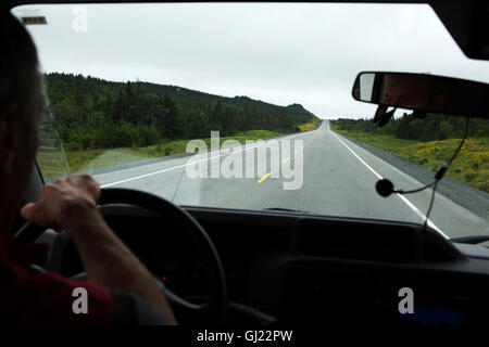 La conduite sur l'autoroute Transcanadienne (TCH) à l'extérieur de St John's à Terre-Neuve et Labrador, Canada. Banque D'Images