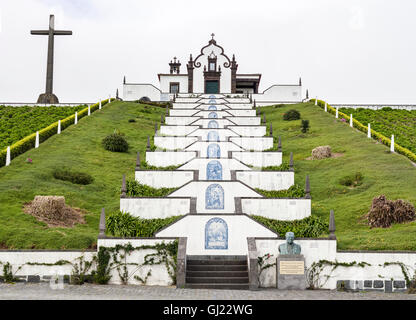 Chapelle Notre Dame de la paix avec croix. L'église de Nossa Senhora da Paz, un lieu de pèlerinage, perché sur une colline avec une vue panoramique Banque D'Images