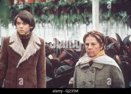 HAROLD UND MAUDE Harolds (BUD CORT) ganzes Interesse gilt dem Tod, nirgendwo hält er sich auf lieber als auf Friedhöfen. Bei einer Beerdigung lernt die er unkonventionelle Maude (RUTH GORDON) kennen. Die beiden Außenseiter verbünden sich gegen die Mittelmäßigkeit ihrer Umgebung und erleben und das Glück unangepaßten Existenz. Regie : Hal Ashby aka. Harold et Maude Banque D'Images