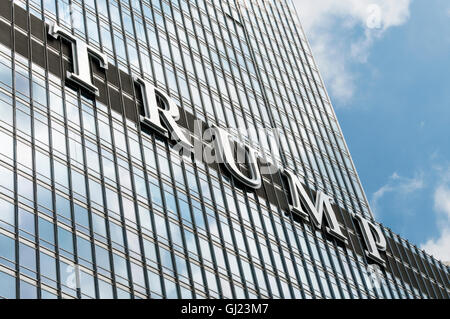 Donald Trump nom sur le Trump International Hotel and Tower ou Trump Tower, Chicago. Banque D'Images