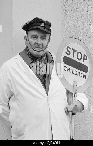 Au Royaume-Uni un brigadier scolaire ou superviseur agent de patrouille brigadier scolaire est généralement connu comme un homme ou une sucette lollipop lady, cette photographie est d'une lucette homme travaillant dans l'East End de Glasgow, au début des années 70 Banque D'Images