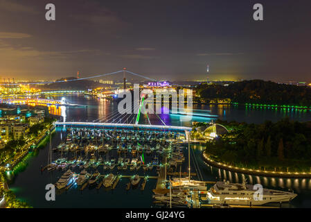 Vue de la nuit de Keppel Bay Marina, et l'île de Sentosa à Singapour Banque D'Images