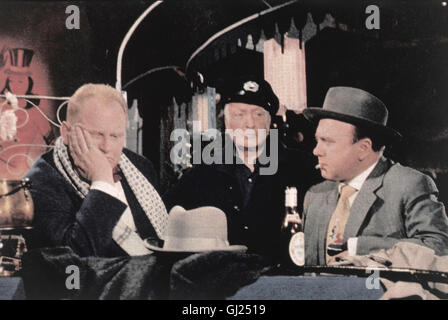 DAS HERZ VON ST. PAULI D 1957 - Eugen York Jonny Jensen (HANS ALBERS, Mitte), ehemaliger Kapitän zur See, hat auf eine alte Schifferkneipe Pauli von seinem Vater geerbt. Foto : Die Gangster Jabowski (GERT FRÖBE, l.) und Tanne (WERNER PETERS) erpressen Jonny, sie wollen das Lokal als Hehlernest benutzen. Regie : Eugen York Banque D'Images