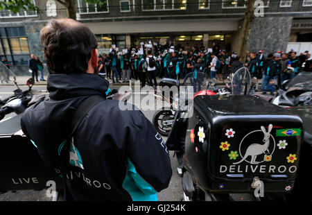 Deliveroo riders tenir une manifestation plus de payer à l'extérieur de l'entreprise HQ en Torrington Place, Londres. Banque D'Images