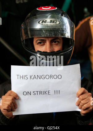 Deliveroo riders tenir une manifestation plus de payer à l'extérieur de l'entreprise HQ en Torrington Place, Londres. Banque D'Images