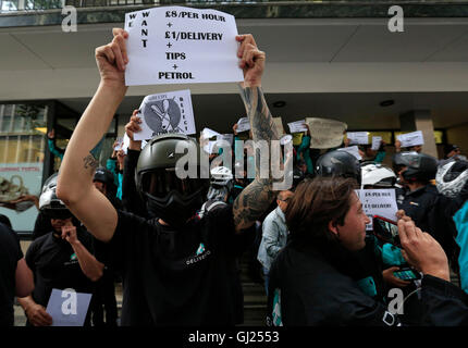 Deliveroo riders tenir une manifestation plus de payer à l'extérieur de l'entreprise HQ en Torrington Place, Londres. Banque D'Images