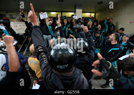 Deliveroo riders tenir une manifestation plus de payer à l'extérieur de l'entreprise HQ en Torrington Place, Londres. Banque D'Images