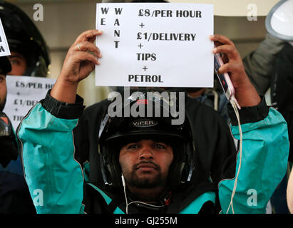 Deliveroo riders tenir une manifestation plus de payer à l'extérieur de l'entreprise HQ en Torrington Place, Londres. Banque D'Images