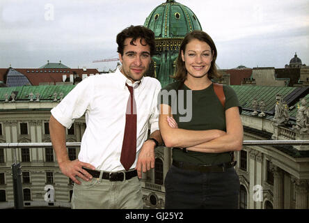 KOMMISSAR REX : die neuen acteurs Ab Août 2001 stehen und ALEXANDER PSCHILL ELKE WINKENS (beide 31 Jahre) für die neue Kommissar Rex-Staffel in Wien vor der Kamera. Die beiden spielen die Rollen von Hoffmann 'Marc' und 'Niki Herzog'. Laut Drehbuch verbringen sie eine gemeinsame Liebesnacht - und ohne es zu werden Sie sich ahnen - am nächsten Morgen als neue Kollegen bei der Wiener Kripo en vedette. Das schafft natürlich Probleme, Denn der eigenwillige lässt sich Marc ungern bevormunden und durch Nikis direkte prallen Üfters aufeinander Art sie. Die neuen Rex-Abenteuer versprechen Banque D'Images