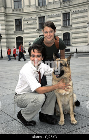 KOMMISSAR REX : die neuen acteurs Nach dem großen Zuschauer-Erfolg der letzten Staffel werden ab Août 2001 à Wien neue Folgen von 'Kommissar Rex' gedreht. Unter der Regie von Hajo Gies, der seinerzeit mit dem Pilotfilm und den ersten Folgen den Anfang machte, stehen Die neuen Partner : ALEXANDER PSCHILL als Marc Hoffmann und ELKE WINKENS Niki als Herzog gemeinsam mit REX vor der Kamera. Foto : Banque D'Images