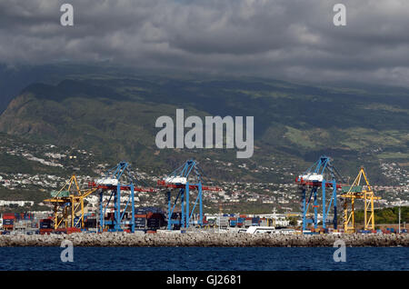 Des camions, des ponts et du matériel de manutention dans le port industriel Pointe-des-Galets, La Réunion Banque D'Images