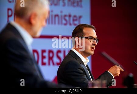 Montres Jeremy Corbyn comme Owen Smith (à droite) parle au cours d'un campagne de leadership à l'Hôtel Hilton Newcastle Gateshead hotel. Banque D'Images