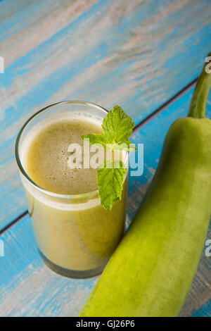 De gourde bouteille de jus ou jus ou lauki Lagenaria siceraria, gourde bouteille de jus, jus jus santé puissant populaire en Inde Banque D'Images