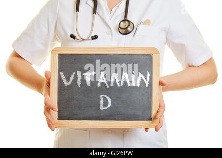 Mains d'un médecin titulaire d'un tableau avec la vitamine D workds écrit dessus Banque D'Images