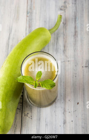 De gourde bouteille de jus ou jus ou lauki Lagenaria siceraria, gourde bouteille de jus, jus jus santé puissant populaire en Inde Banque D'Images