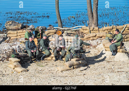 Kiev, UKRAINE - le 29 octobre 2013 : Des soldats de la Wehrmacht se reposer avant de se battre. La reconstruction de l'assaut Banque D'Images