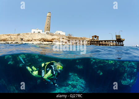 Split shot de scuba diver en face de Big Brother avec Pier de l'Île, Îles frère Frère, frères, Red Sea, Egypt Banque D'Images