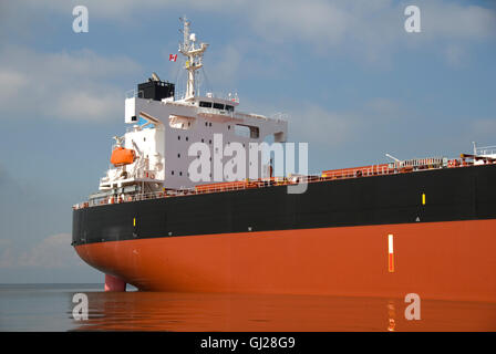Un cargo vide ancrée sur la côte ouest de l'Amérique du Nord. Banque D'Images