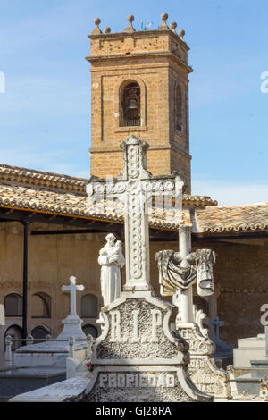 Ancienne croix sculptées dans la pierre sur une tombe Banque D'Images