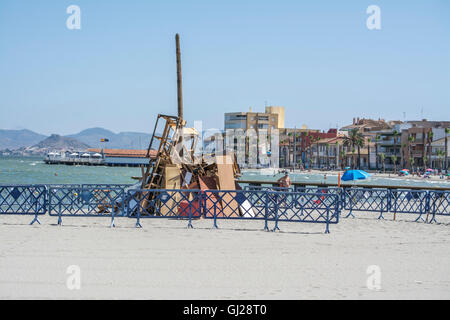 Un feu de joie sur la plage de Los Alcazares pour célébrer le solstice d'été, Murcia, Espagne Banque D'Images