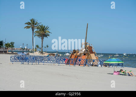 Un feu de joie sur la plage de Los Alcazares pour célébrer le solstice d'été, Murcia, Espagne Banque D'Images