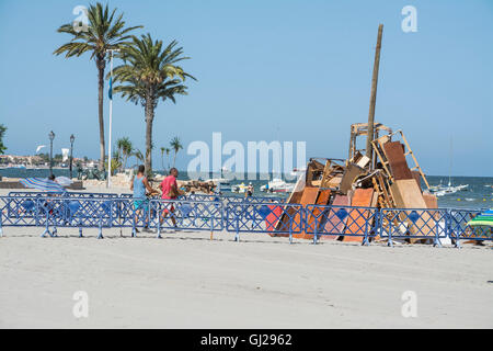 Un feu de joie sur la plage de Los Alcazares pour célébrer le solstice d'été, Murcia, Espagne Banque D'Images