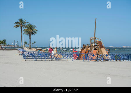 Un feu de joie sur la plage de Los Alcazares pour célébrer le solstice d'été, Murcia, Espagne Banque D'Images