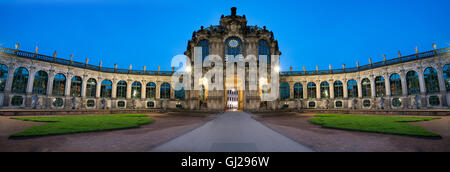 Nuit Panorama de Zwinger Palace. Dresde. Allemagne Banque D'Images