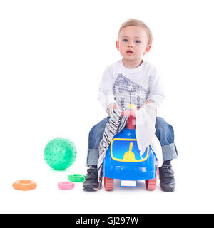 Young boy riding une petite voiture Banque D'Images