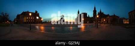 Nuit Panorama vue d'été de l'Opéra Semper, monument au roi Jean et l'Église Hofkirche à Dresde, Saxe, Allemagne Banque D'Images