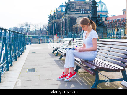 Touriste écrit ses impressions dans un journal intime, Dresden, Allemagne Banque D'Images