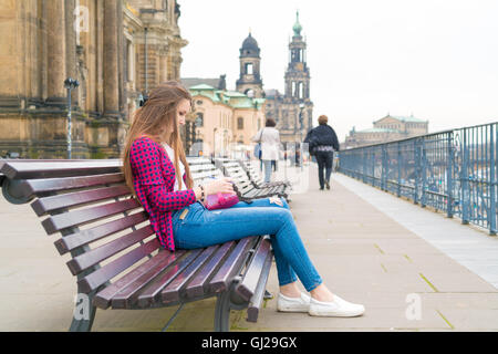 Touriste écrit ses impressions dans un journal intime, Dresden, Allemagne Banque D'Images