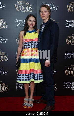 Zoe Kazan (L) et Paul Dano assister à la 'Into the Woods' première au Ziegfeld Theatre Le 8 décembre 2014 à New York. Banque D'Images