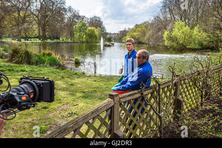 Londres, Royaume-Uni - 14 avr : Celebrity Joey Essex est filmé nourrir les pélicans à St James's Park Londres le 14 avril 2016 à Londres, Banque D'Images