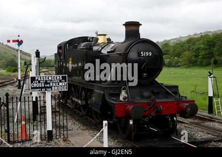 Approche de la locomotive à vapeur wagons de train à Carrog Llangollen sur la station de chemin de fer dans le Nord du Pays de Galles. Banque D'Images