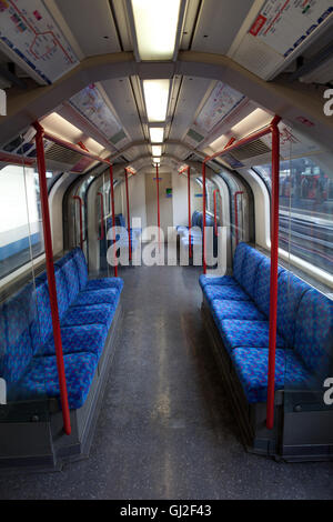 À l'intérieur du tube de métro vide Banque D'Images