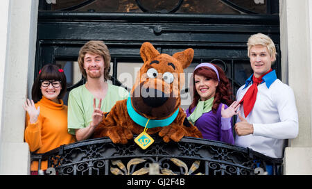 Londres, Royaume-Uni. 12 août 2016. L-R : Rebecca Withers (Velma), Charlie Haskins (irrégulière), Joe Goldie (Scooby-Doo), Charlie Bull (Daphné) et Christ Walker Drake (Fred). Photocall avec le cast de Scooby-Doo Live ! Les Mystères au London Palladium où 12 représentations auront lieu du 18 au 21 août 2016. Banque D'Images