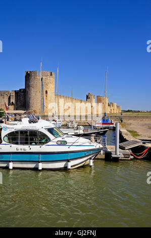 Le port de plaisance d'Aigues-Mortes en arrière-plan avec des murs de la ville. Banque D'Images