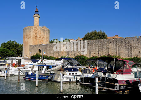 Le port de plaisance d'Aigues-Mortes en arrière-plan avec des murs de la ville. Banque D'Images