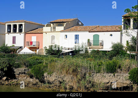 Quartier résidentiel avec marina à Aigues-Mortes dans le coeur de la Camargue dans le sud-est de la France. Banque D'Images