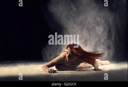 Danseuse allongée par terre dans un ballet posent avec la farine Banque D'Images