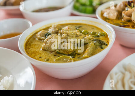 Curry de poulet au riz et haricots verts Banque D'Images