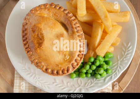 Tarte de viande salés avec des croustilles et les pois en haut afficher Banque D'Images