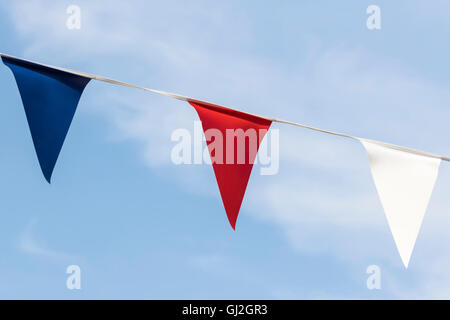 Close up de soleil rouge blanc et bleu azuré triangulaire contre un ciel bleu Banque D'Images