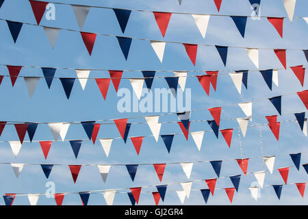 Soleil rouge blanc et bleu azuré triangulaire contre un ciel bleu Banque D'Images