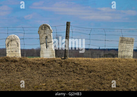 Une vue partielle de pierres tombales dans une tombe, sur les terres agricoles au Québec. Banque D'Images