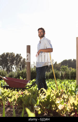 Portrait of mature man standing in potager Banque D'Images