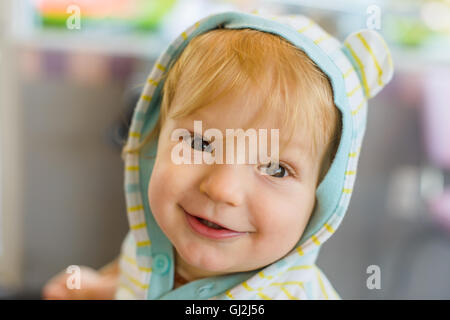 Portrait of baby boy smiling at camera Banque D'Images