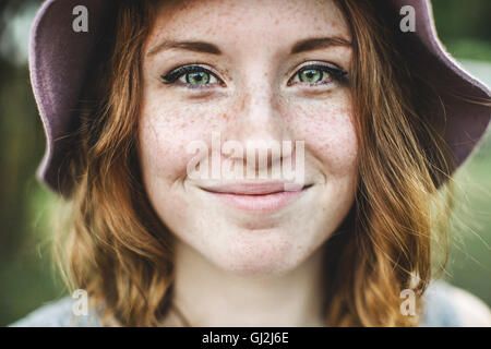 Portrait of woman looking at camera rousseur smiling Banque D'Images