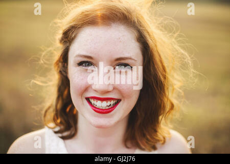 Portrait of red haired woman looking at camera smiling Banque D'Images